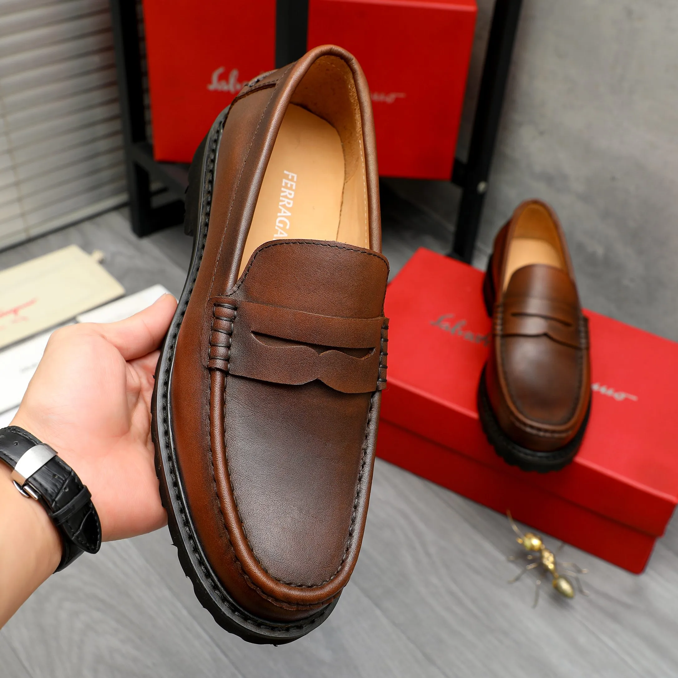 Men's shoes 💰442 Product trademark: Ferragamo "Ferragamo" business formal leather shoes Regular size: 38-46 (45.46 custom-made and non-returnable) Product materials: Selected color-brushed cowhide upper, cowhide lining, non-slip rubber outsole